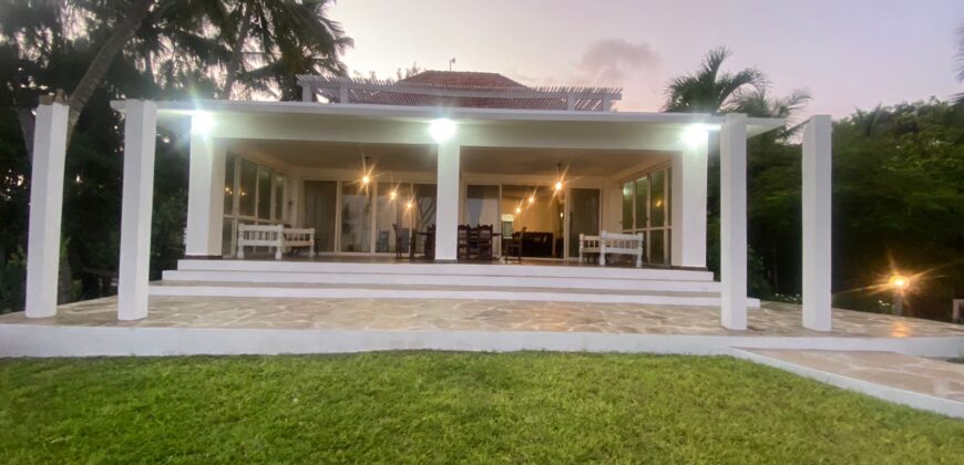 Luxurious 5-Bedroom Beachfront Villa in Malindi