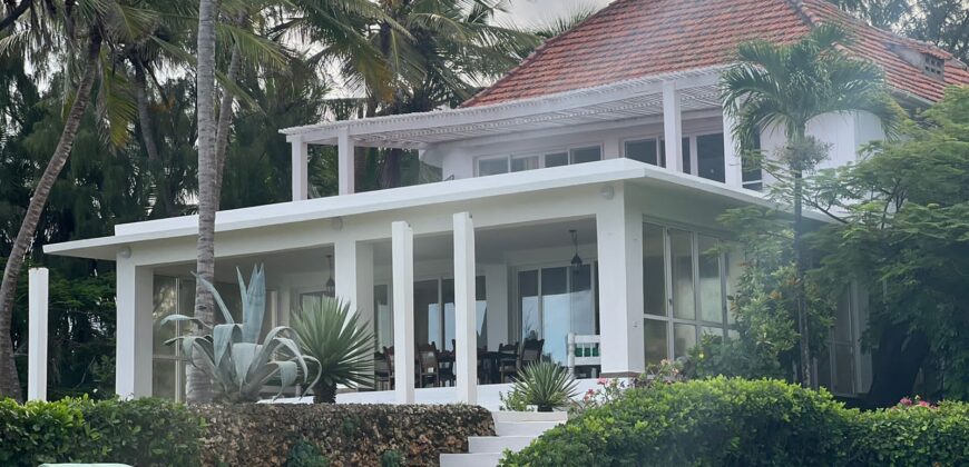 Luxurious 5-Bedroom Beachfront Villa in Malindi