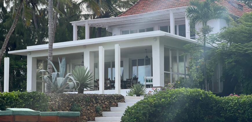 Luxurious 5-Bedroom Beachfront Villa in Malindi