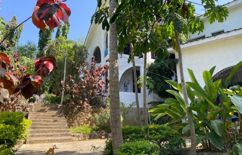 Spacious 4 Tiered 3 bedroom Spanish House