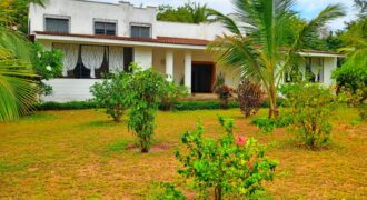 Magnificent 6 bedroom House Near The Ocean