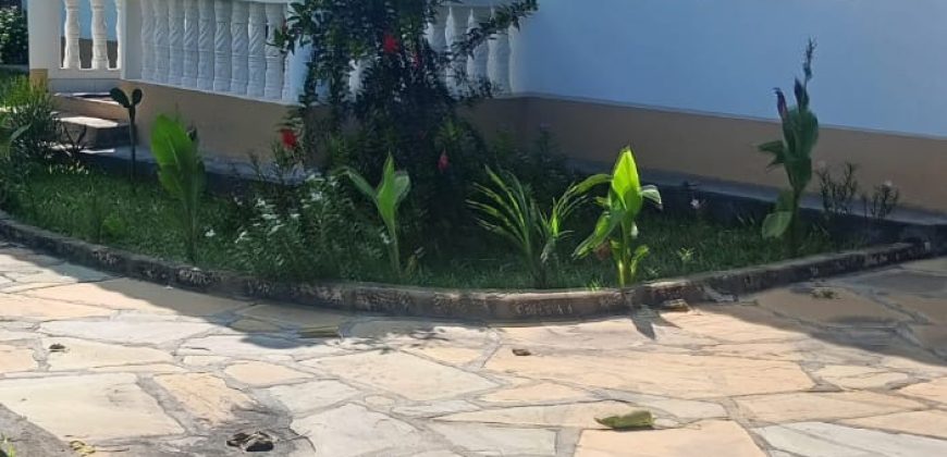 3 bedroom House With Swimming Pool