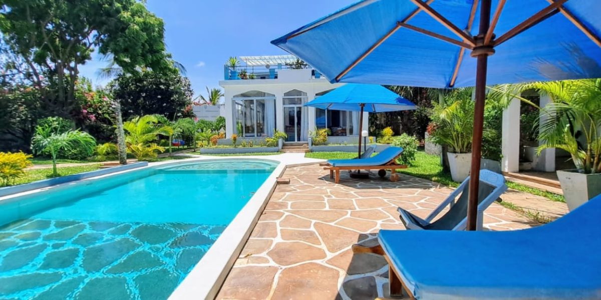 Exquisite 4 bedroom All Ensuite House with a Swimming Pool