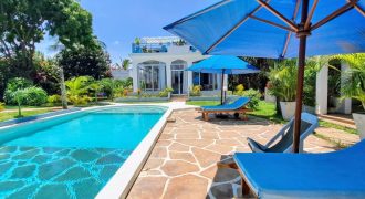 Exquisite 4 bedroom All Ensuite House with a Swimming Pool