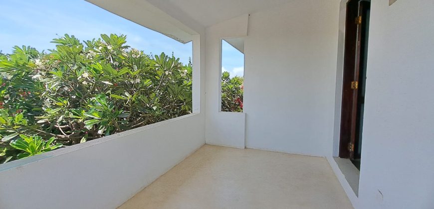 Exquisite 4 bedroom All Ensuite House with a Swimming Pool