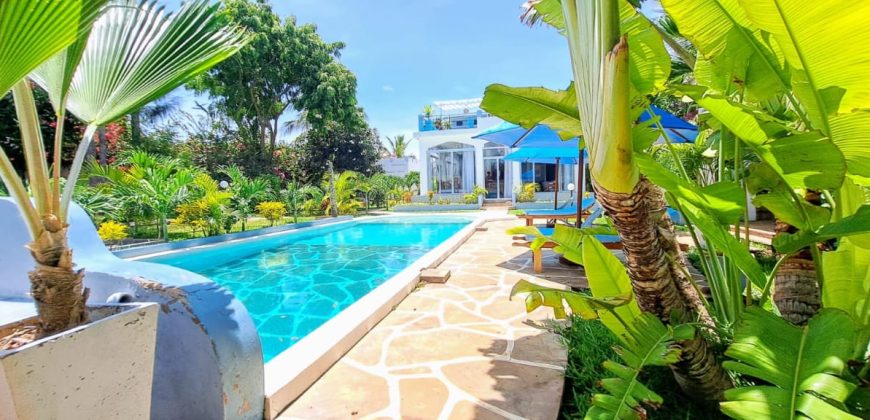 Exquisite 4 bedroom All Ensuite House with a Swimming Pool