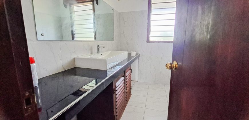 Exquisite 4 bedroom All Ensuite House with a Swimming Pool