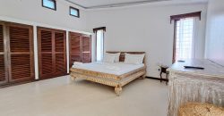 Exquisite 4 bedroom All Ensuite House with a Swimming Pool