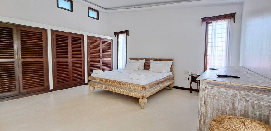 Exquisite 4 bedroom All Ensuite House with a Swimming Pool