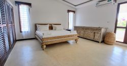 Exquisite 4 bedroom All Ensuite House with a Swimming Pool