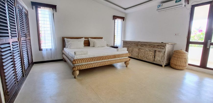 Exquisite 4 bedroom All Ensuite House with a Swimming Pool