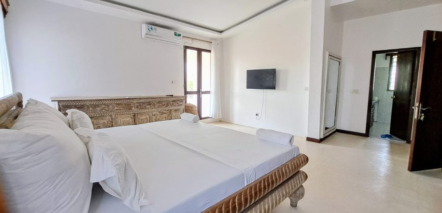 Exquisite 4 bedroom All Ensuite House with a Swimming Pool
