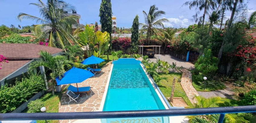 Exquisite 4 bedroom All Ensuite House with a Swimming Pool