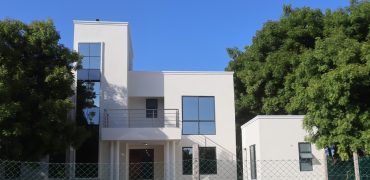 Modern Beautiful 4 bedroom Homes Near The Sea