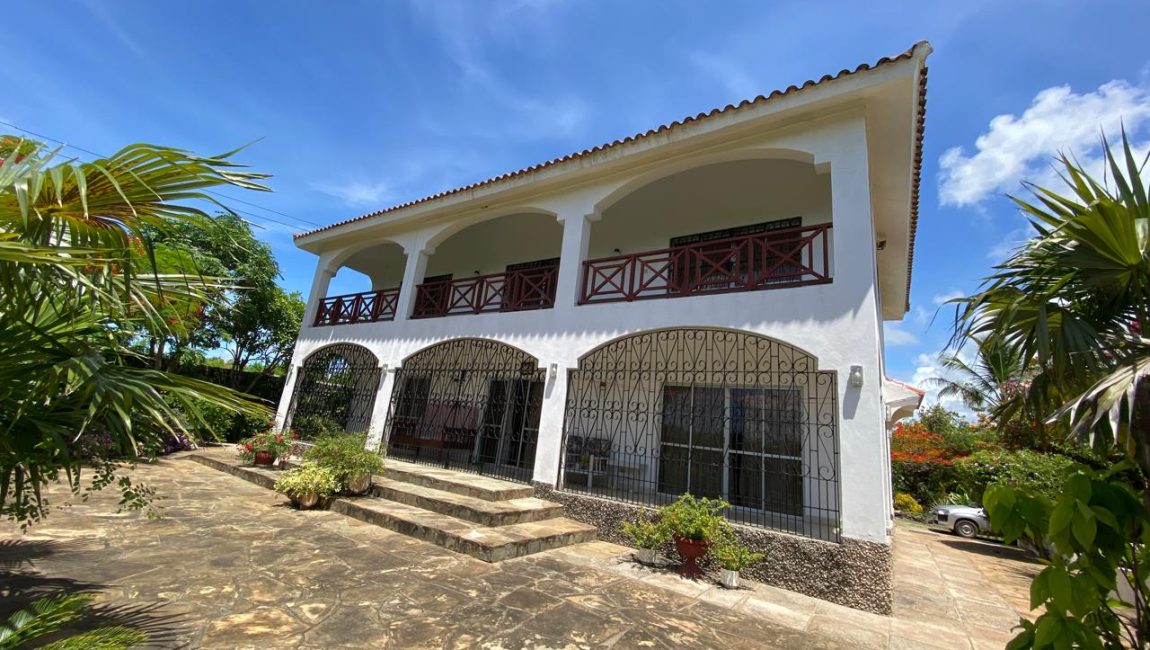 Stunning 3 Bedroom 1st row Beach Villa For Sale
