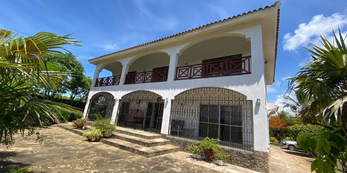 Stunning 3 Bedroom 1st row Beach Villa For Sale