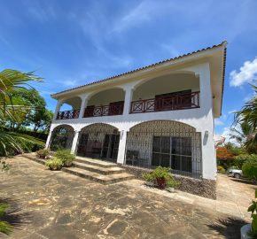 Stunning 3 Bedroom 1st row Beach Villa For Sale