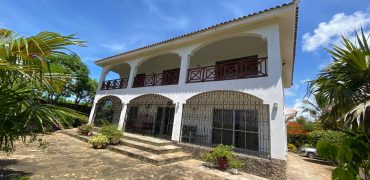 Stunning 3 Bedroom 1st row Beach Villa For Sale