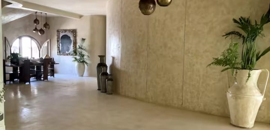 Spacious 5 bedroom with direct Ocean access