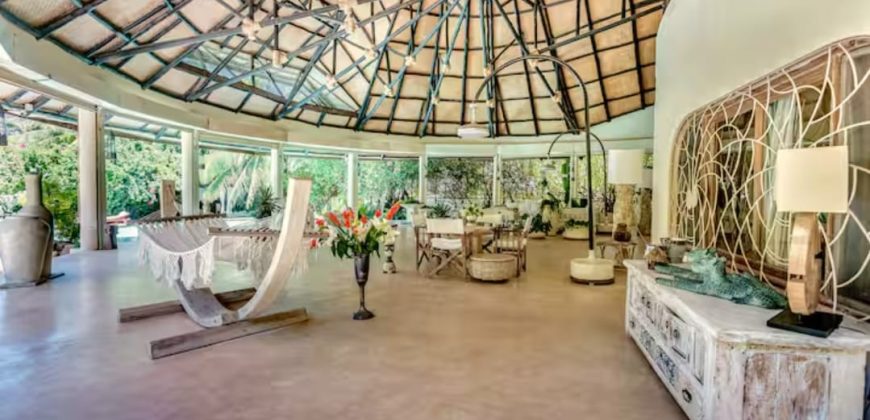 Spacious 5 bedroom with direct Ocean access