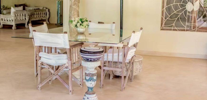 Spacious 5 bedroom with direct Ocean access