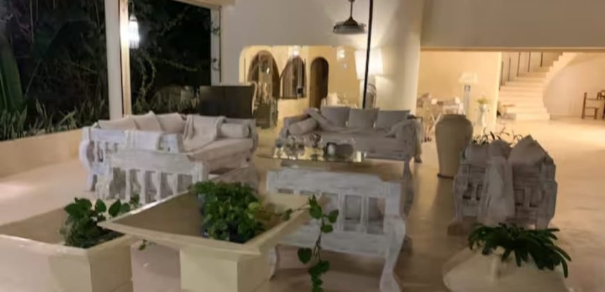 Spacious 5 bedroom with direct Ocean access