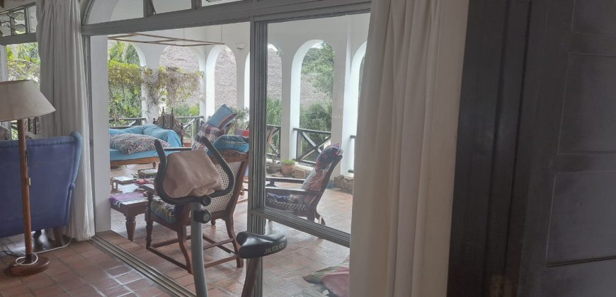 Luxury 5 bedroom House First Row – Diani Beach