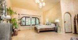 Spacious 5 bedroom with direct Ocean access