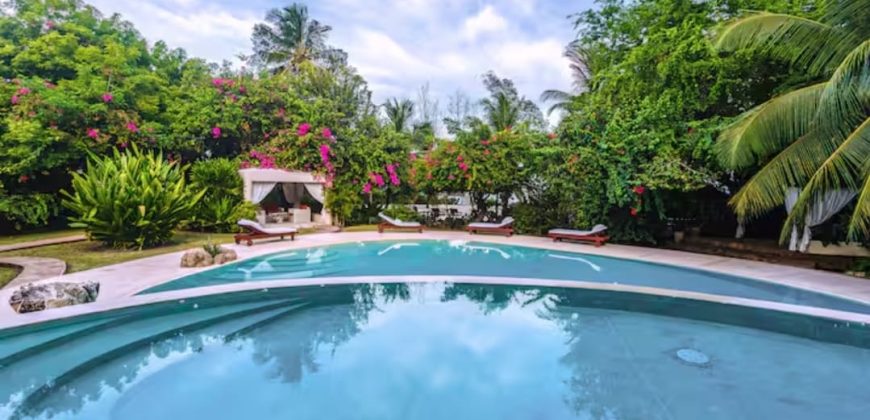 Spacious 5 bedroom with direct Ocean access