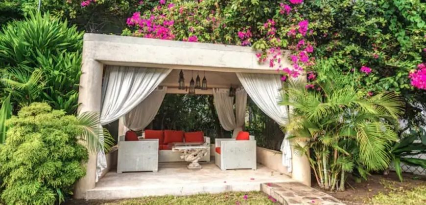 Spacious 5 bedroom with direct Ocean access