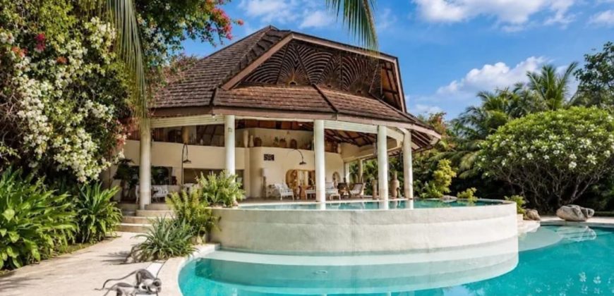 Spacious 5 bedroom with direct Ocean access