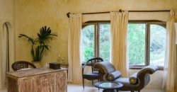 Spacious 5 bedroom with direct Ocean access