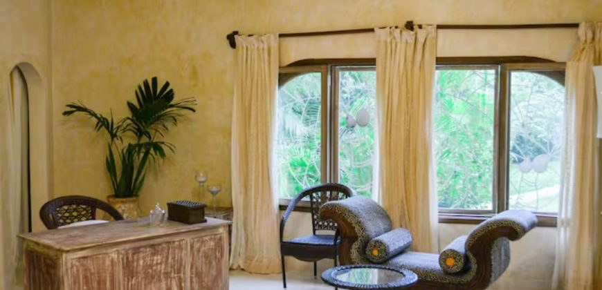Spacious 5 bedroom with direct Ocean access
