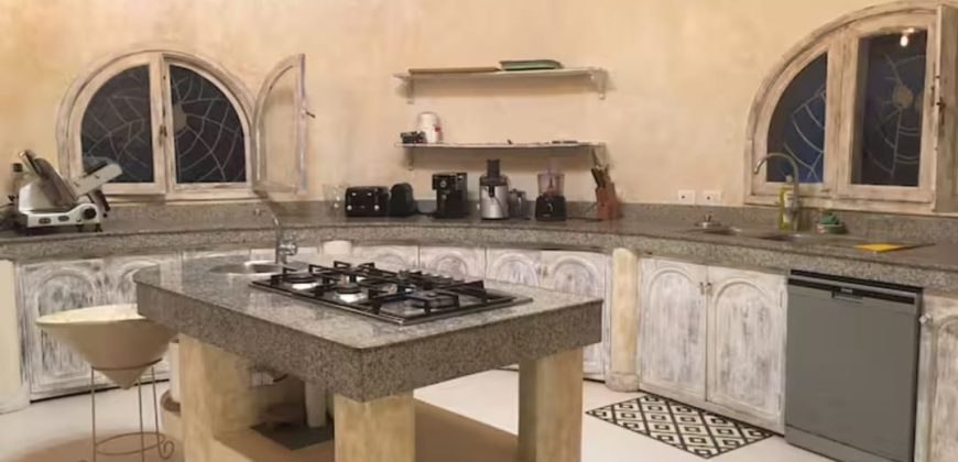 Spacious 5 bedroom with direct Ocean access